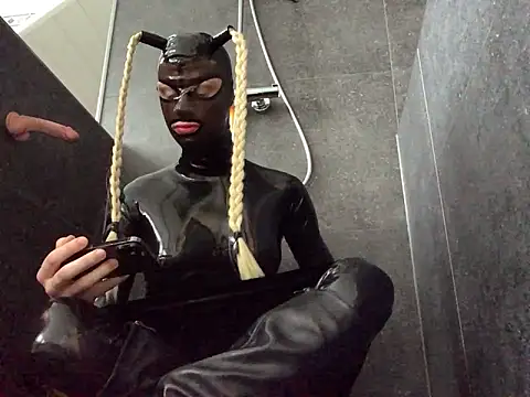 latexluisa online show from December 21, 2025, 12:29 pm