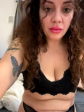 Snapshot of caramelandCurls chatting on October 13, 2025, 8:38 am caramelandCurls online show from October 13, 2025, 8:38 am