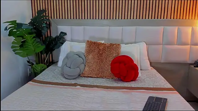 Roseaurora online show from February 28, 2026, 1:11 pm