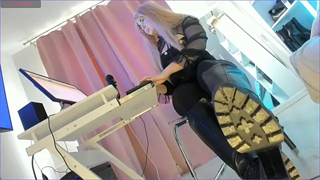 Snapshot of CruelSiren chatting on October 10, 2025, 6:36 am CruelSiren online show from October 10, 2025, 6:36 am