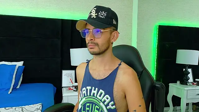 HairyDiamond  online show from September 19, 2025, 3:43 am