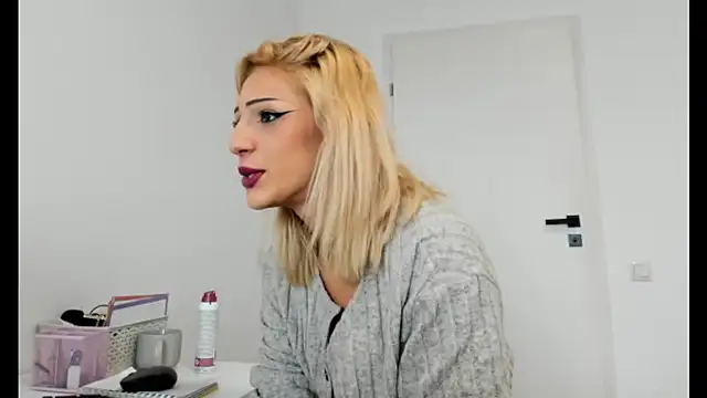 Snapshot of crystalxx18 chatting on October 6, 2025, 8:04 am crystalxx18 online show from October 6, 2025, 8:04 am