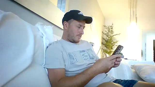 Londonlad818 online show from October 29, 2025, 1:21 pm