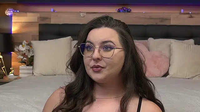 Mia Swano online show from July 28, 2026, 10:09 pm