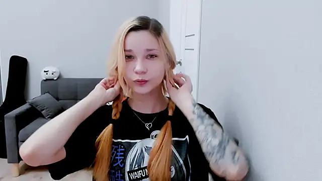 Snapshot of Kitten_Alissa chatting on September 13, 2025, 6:19 pm Kitten Alissa online show from September 13, 2025, 6:19 pm