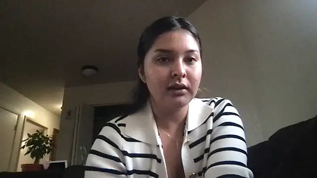 Snapshot of tinnnyym chatting on November 6, 2025, 4:44 pm tinnnyym online show from November 6, 2025, 4:44 pm