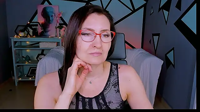 Snapshot of UnaTerra chatting on February 9, 2026, 9:18 am UnaTerra online show from February 9, 2026, 9:18 am