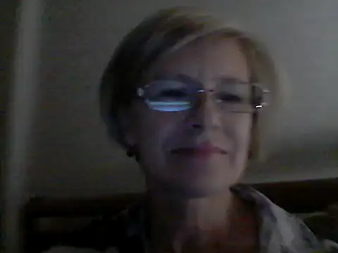 LucyLewisX online show from September 18, 2025, 4:32 pm