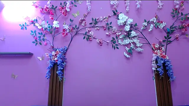 skinnysofia18 online show from March 8, 2026, 7:44 am