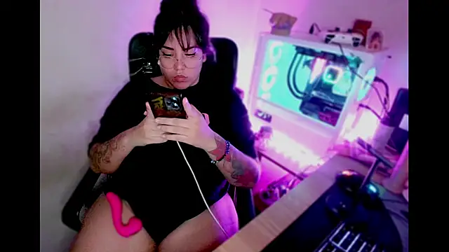 Snapshot of PinkDenial chatting on September 17, 2025, 4:36 am PinkDenial online show from September 17, 2025, 4:36 am