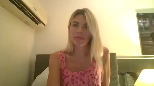 Snapshot of Liliwii1 chatting on October 30, 2025, 8:28 pm Liliwii1 online show from October 30, 2025, 8:28 pm