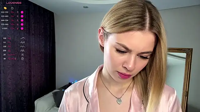 Snapshot of Lil_Elisa chatting on October 16, 2025, 10:45 am Lil Elisa online show from October 16, 2025, 10:45 am