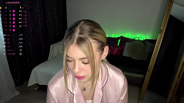 Snapshot of Lil_Elisa chatting on October 24, 2025, 12:04 pm Lil Elisa online show from October 24, 2025, 12:04 pm