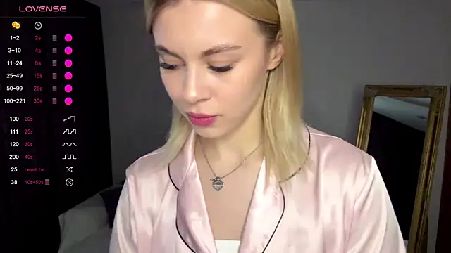 Snapshot of Lil_Elisa chatting on October 15, 2025, 9:39 am Lil Elisa online show from October 15, 2025, 9:39 am