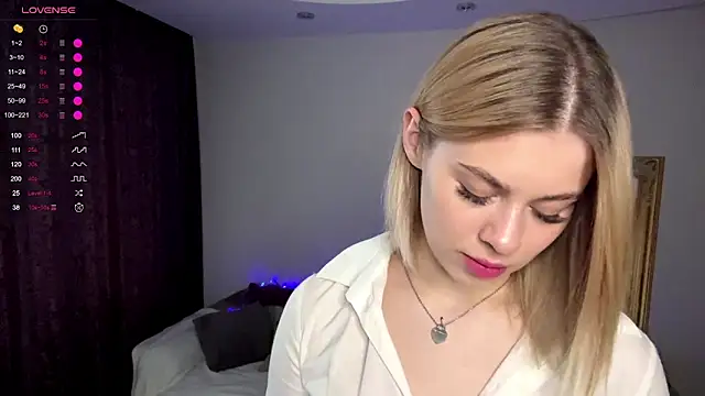 Snapshot of Lil_Elisa chatting on October 17, 2025, 7:11 am Lil Elisa online show from October 17, 2025, 7:11 am