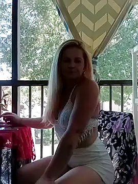 Snapshot of Goldenndoll chatting on October 8, 2025, 7:47 pm Goldenndoll online show from October 8, 2025, 7:47 pm