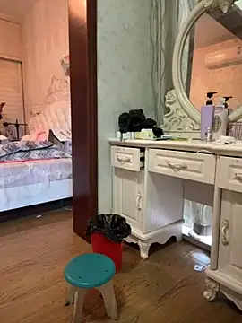 smgirls online show from October 27, 2025, 9:32 am