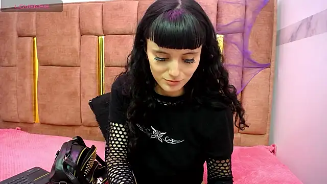 XBODTRIIPX online show from November 5, 2025, 3:53 am