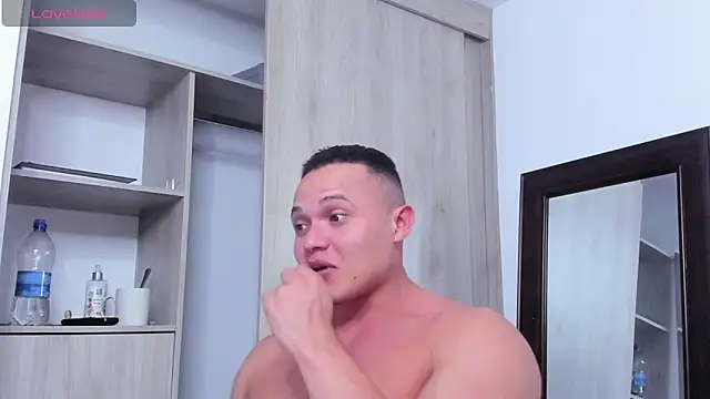 Snapshot of KingLevi01 chatting on November 30, 2025, 11:49 pm KingLevi01 online show from November 30, 2025, 11:49 pm