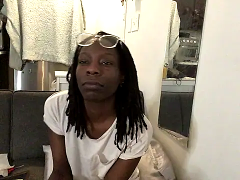 littyleesh1 online show from November 4, 2025, 12:47 am