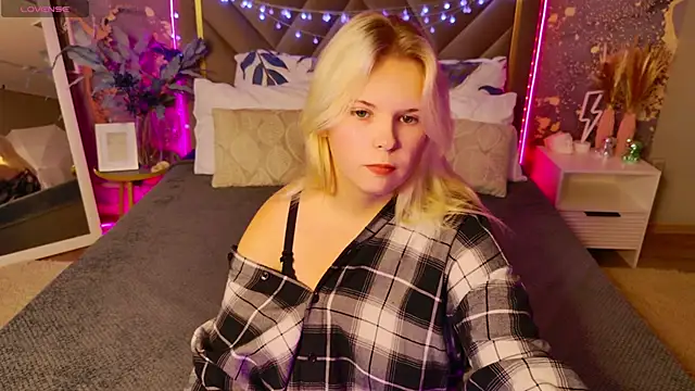 Snapshot of EmillyRogers chatting on October 6, 2025, 5:08 am EmillyRogers online show from October 6, 2025, 5:08 am