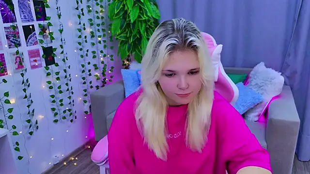 Snapshot of EmillyRogers chatting on September 20, 2025, 5:45 am EmillyRogers online show from September 20, 2025, 5:45 am