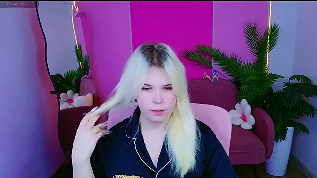 Snapshot of EmillyRogers chatting on October 19, 2025, 5:21 am EmillyRogers online show from October 19, 2025, 5:21 am