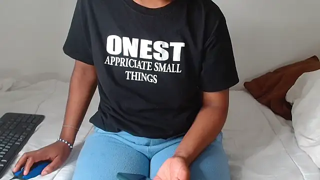 AshleyT255 online show from November 5, 2025, 6:33 pm