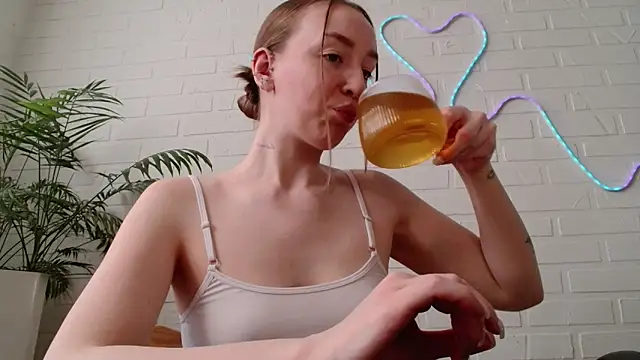 WhitePrincessLuna online show from March 12, 2026, 1:37 pm