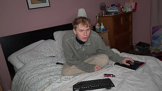 Snapshot of scottishtwink01 chatting on November 7, 2025, 3:05 pm scottishtwink01 online show from November 7, 2025, 3:05 pm