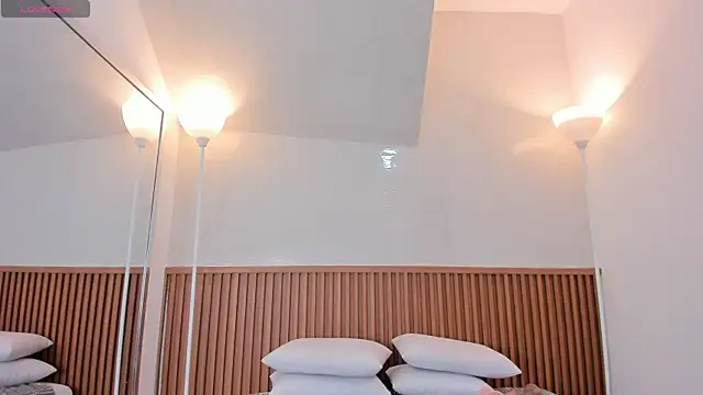 nicol giraldoo online show from January 10, 2026, 3:57 am