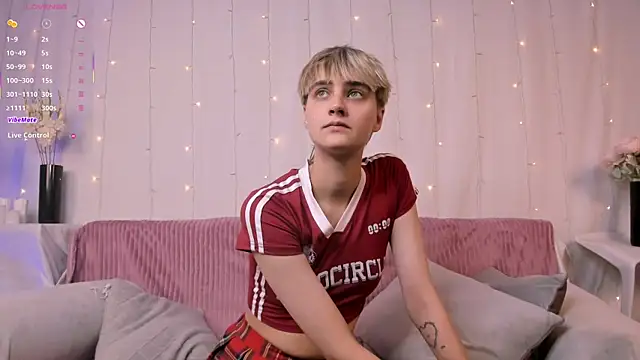 Snapshot of Astrellia chatting on October 10, 2025, 7:25 pm Astrellia online show from October 10, 2025, 7:25 pm