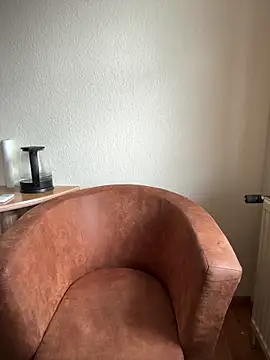 bisexevaa online show from April 15, 2026, 7:25 am