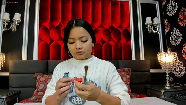 SharonBonet online show from November 17, 2025, 1:37 pm