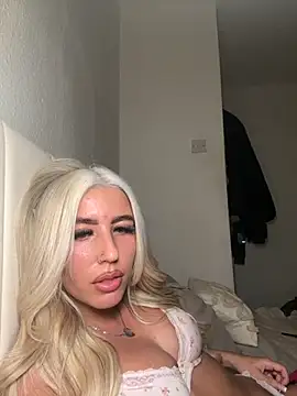 BlondeBetty online show from December 3, 2025, 8:52 pm