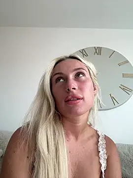 SexySaraxxoo online show from July 21, 2026, 2:51 pm