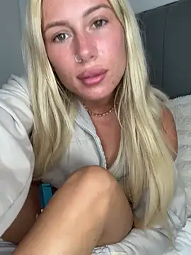 SexySaraxxoo online show from July 26, 2026, 5:09 pm