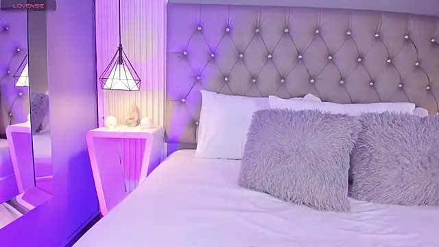 Snapshot of LunaBloomn chatting on February 9, 2026, 5:00 pm LunaBloomn online show from February 9, 2026, 5:00 pm