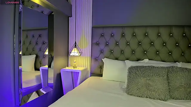 LunaBloomn online show from November 24, 2025, 5:02 pm