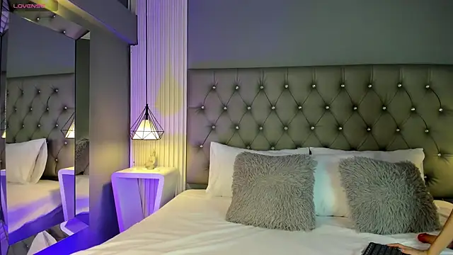 LunaBloomn online show from October 28, 2025, 5:12 pm