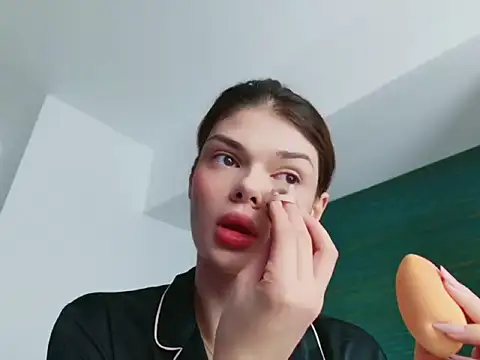 selenatress online show from October 17, 2025, 11:01 am