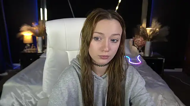 FoxyMayy online show from December 1, 2025, 2:07 pm