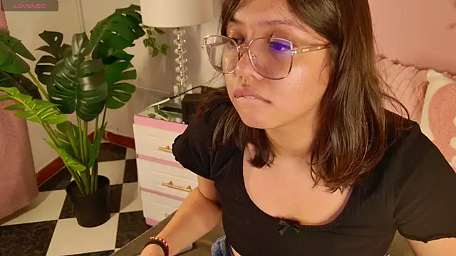 Lauuu2007 online show from March 30, 2026, 9:05 pm