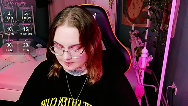 Snapshot of Alice_Linger chatting on September 23, 2025, 8:27 pm Alice Linger online show from September 23, 2025, 8:27 pm