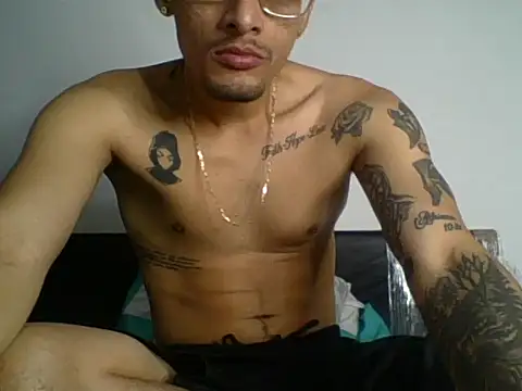 Snapshot of bluc96cm chatting on October 12, 2025, 2:02 am bluc96cm online show from October 12, 2025, 2:02 am