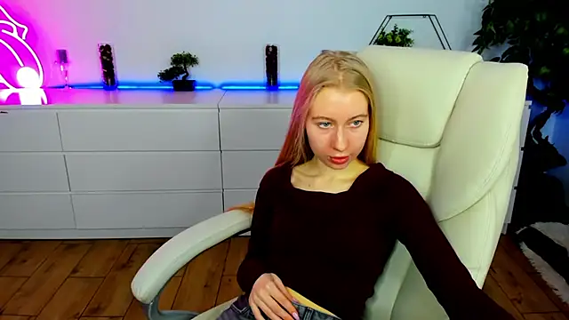 Alina Blonde online show from November 30, 2025, 6:47 am