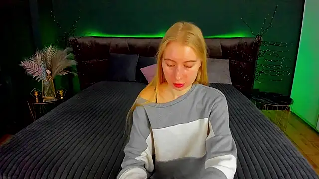 Alina Blonde online show from October 9, 2025, 5:41 am