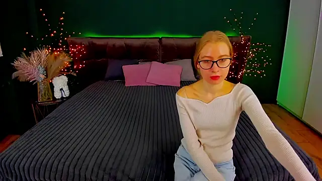 Alina Blonde online show from October 19, 2025, 5:43 am