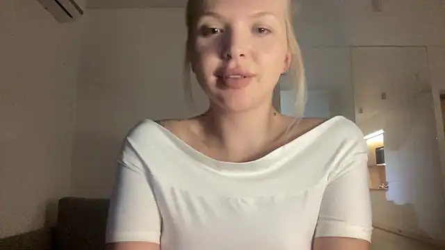 Snapshot of MArviia chatting on July 26, 2026, 8:05 pm MArviia online show from July 26, 2026, 8:05 pm