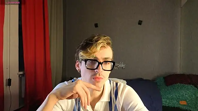 Snapshot of OLIVER__MARTINEZ chatting on October 5, 2025, 9:27 pm OLIVER MARTINEZ online show from October 5, 2025, 9:27 pm